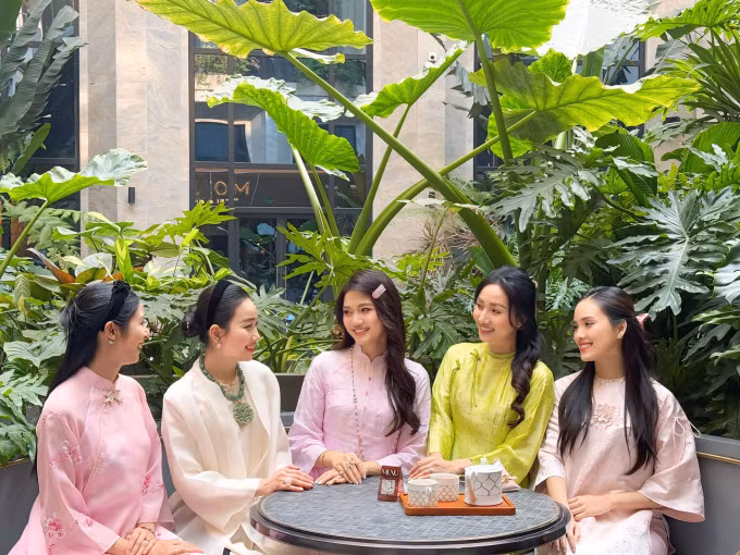 Hai người đẹp hội ngộ hội chị em thân thiết như Hoa hậu Ngọc Hân, người đẹp Tố Như, Lan Hương trong ngày cuối năm. Phong cách áo dài dáng suông thoải mái, giấu dáng được nhiều người đẹp ưa chuộng trong mùa Tết 2025.