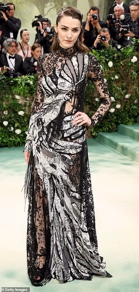 Con gái của Tổng Biên tập Vogue Anna Wintour, Bee Carrozzini, cũng mất điểm với trang phục ren. Ngoài hoa văn rối rắm, nhiều đường cắt khác nhau khiến nó giống như được chắp ghép vội vàng vào phút cuối.