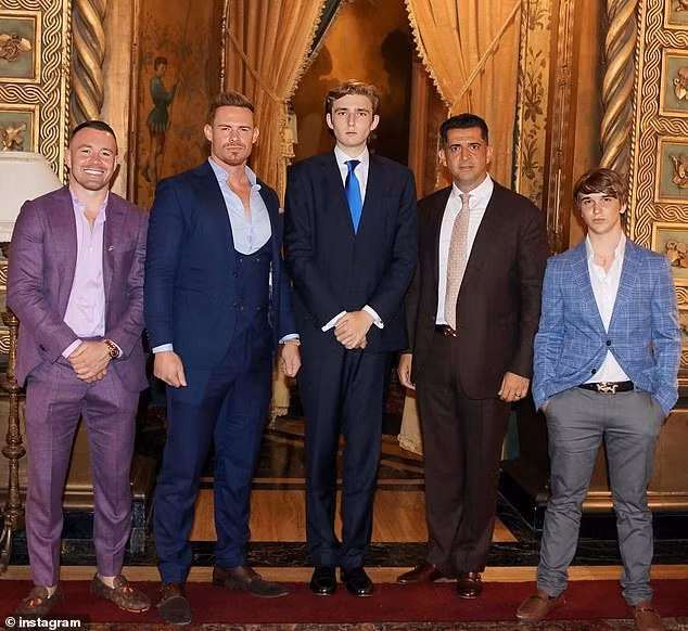 Barron Trump nổi bật khi chụp ảnh cùng các khách mời trong bữa tối, bao gồm (từ trái sang phải): Colby Covington, Justin Waller, Patrick Bet-David và Bo Loudon. Ảnh: IG.
