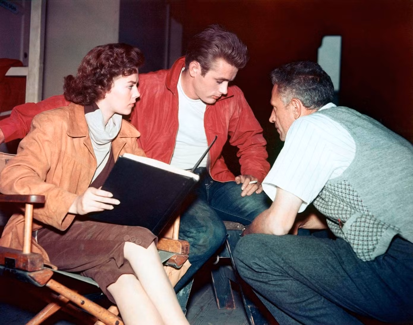 Đạo diễn Nicholas Ray và cặp sao Rebel Without a Cause phát sinh chuyện tình tay ba. Ảnh: Warner Brothers.