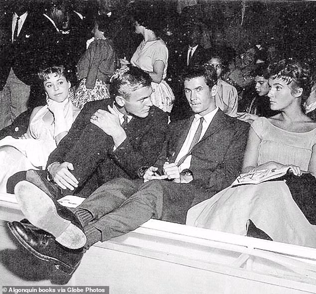 Anthony Perkins (phải) và Tab Hunter (trái) bí mật yêu đương sau khi gặp nhau ở bể bơi khách sạn. Ảnh: Globe Photos.