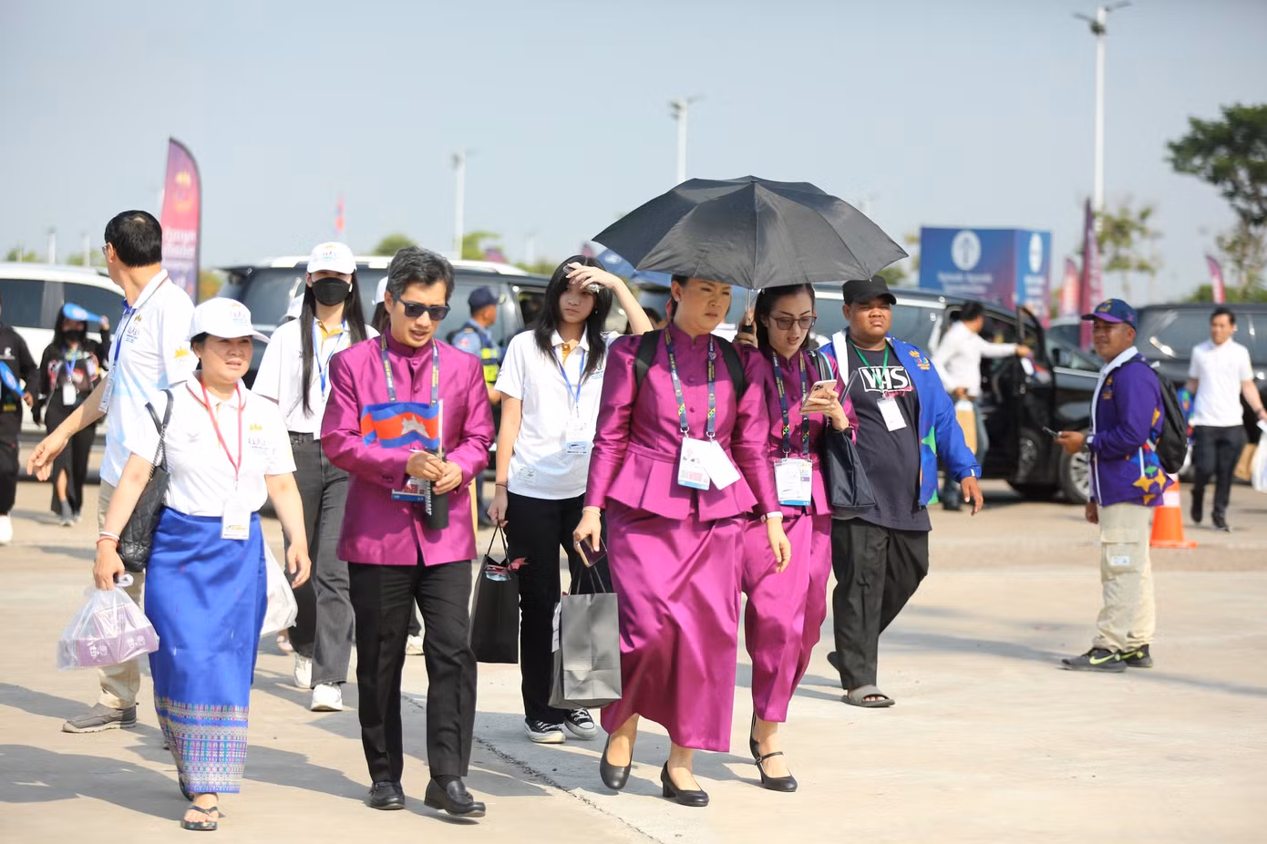 Nhiệt độ tại Phnom Penh trong ngày hôm nay lên tới gần 40 độ C. Nắng nóng và oi bức nhưng không ngăn cản được khán giả nước chủ nhà đến sân. Nét đẹp của một cô gái Campuchia. Thủ tướng Hun Sen cho biết muốn SEA Games 32 thành công, thể hiện tấm chân tình của người Khmer.