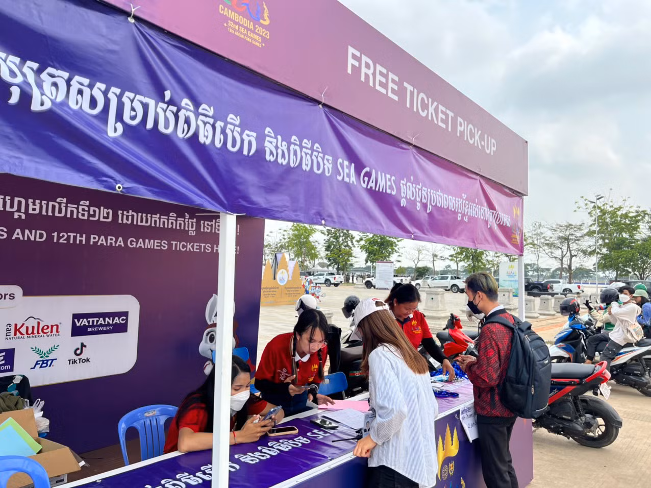 Nhân viên quầy vé tại Morodok Techo cho biết đang phân phối vé cho người Campuchia ở nước ngoài. (ảnh Tiểu Phùng)