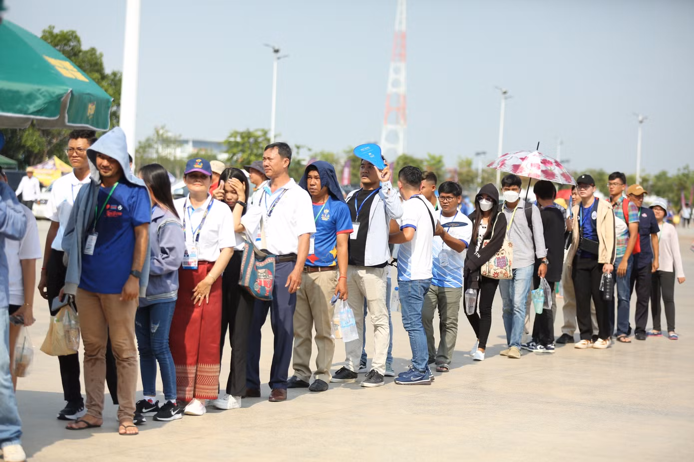Khán giả đội nắng xếp hàng chờ vào sân. Bên trong sân Morodok có sức chứa 70.000 người đã không còn chỗ trống.