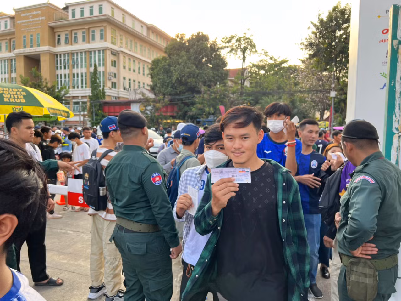 Vé xem các trận đấu bóng đá ở SEA Games 32 được phân phối miễn phí nhưng không dễ kiếm (ảnh Tiểu Phùng)
