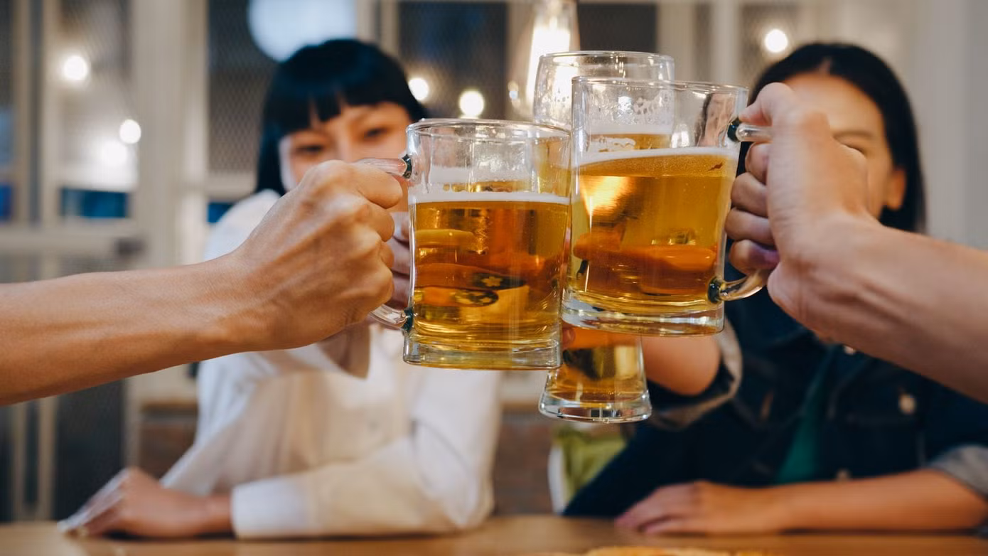 Uống nhiều bia, rượu cũng là một trong những tác nhân nguy hiểm gây bệnh lý đường tiêu hóa. Ảnh minh họa: Internet