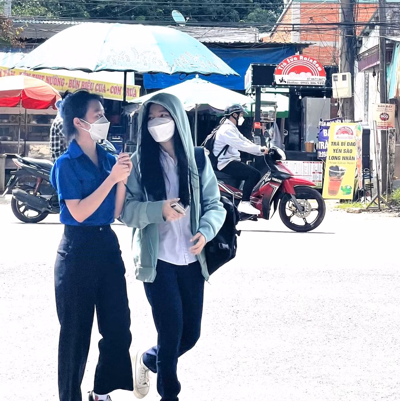 Ngoài ra, các cấp Đoàn trên địa bàn tỉnh Bình Dương đã huy động hàng nghìn tình nguyện viên hỗ trợ thí sinh tại 26 điểm thi.