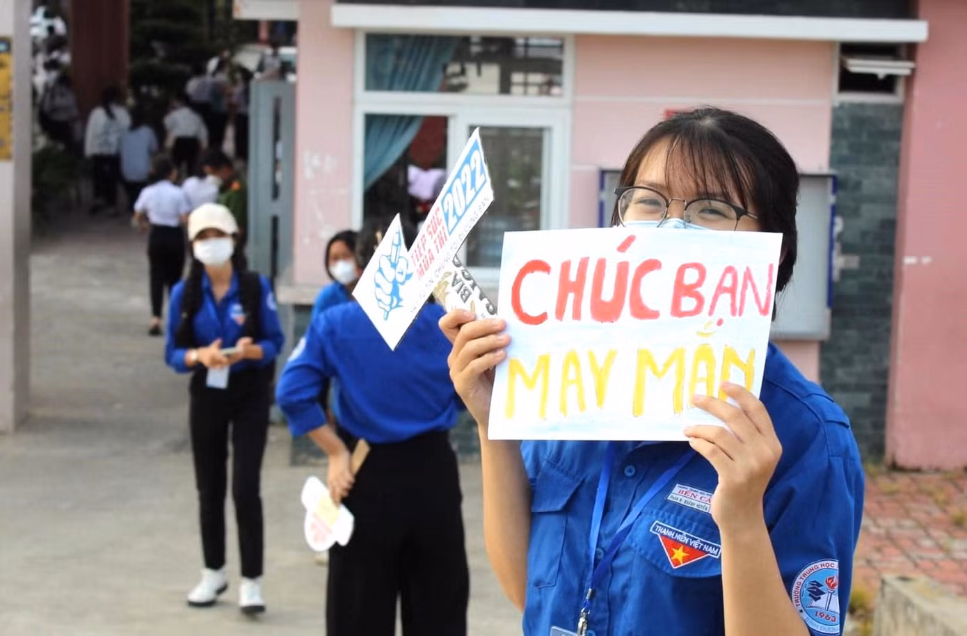 Ngoài ra, còn có mô hình xe ôm miễn phí chở thí sinh có hoàn cảnh khó khăn đến kỳ thi; thiết kế các tranh vẽ, clip cổ động mùa thi và vận động các nguồn lực hỗ trợ cho các địa điểm thi.