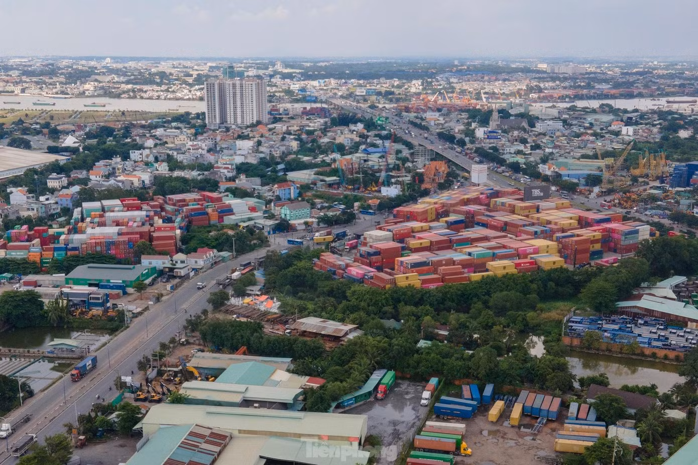Bình Dương là tỉnh phát triển công nghiệp bậc nhất cả nước nhưng hàng hóa chủ yếu vận chuyển bằng đường bộ nên thường gây ùn tắc giao thông. Ảnh: Phạm Nguyễn