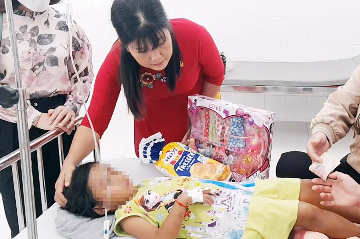 Bé gái sẽ được cha ruột đưa về nuôi dưỡng