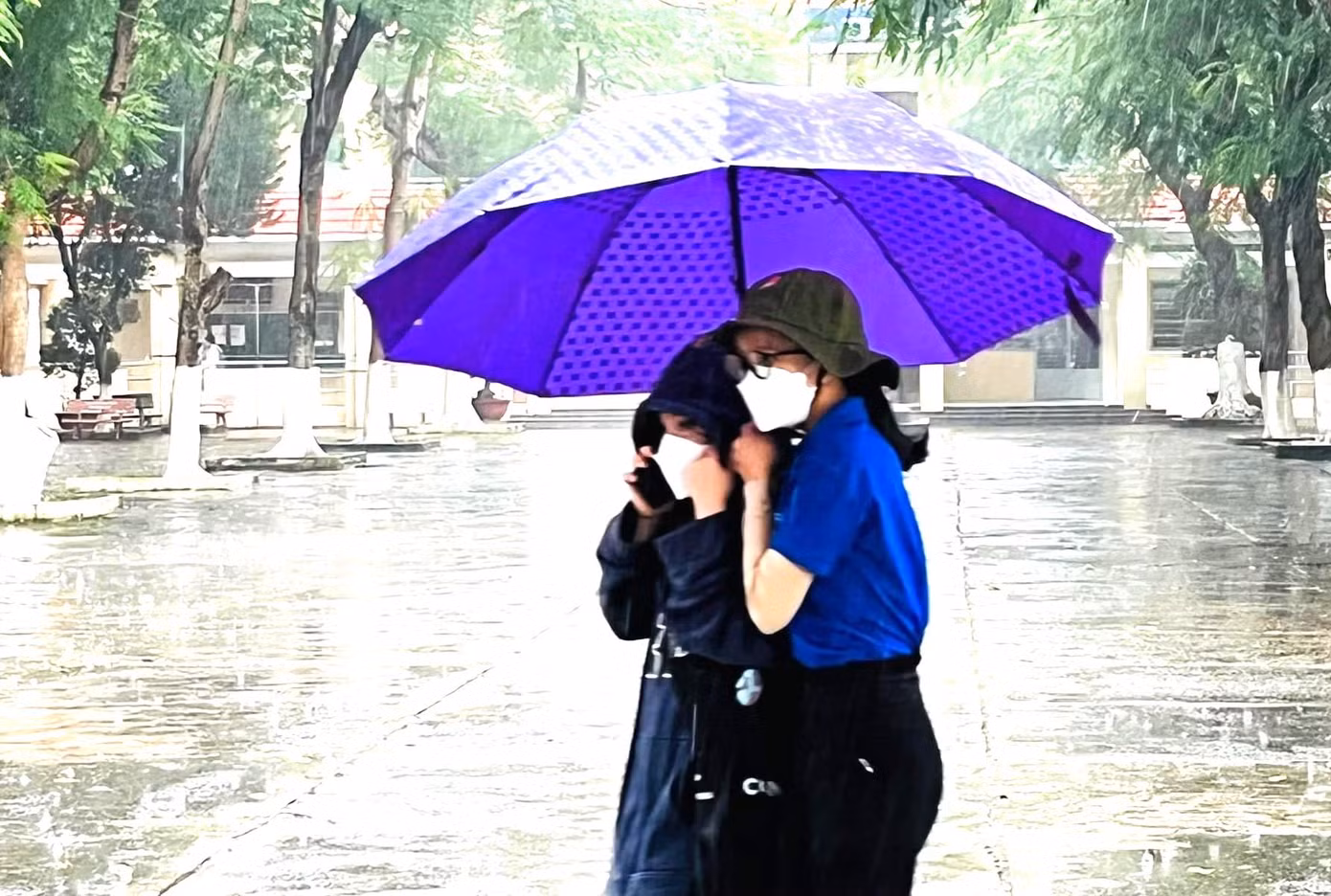 Thí sinh dự thi tốt nghiệp THPT năm 2022 bắt đầu với bài thi Ngữ văn. Đây là bài thi tự luận duy nhất trong kỳ thi, thời gian làm bài là 120 phút. Thời gian làm bài được tính từ 7h35 phút. Chiều cùng ngày, các thí sinh sẽ thi môn Toán với thời gian làm bài 90 phút. Trong kỳ thi tốt nghiệp THPT năm 2022, Bình Dương thuộc hội đồng thi 44 với 26 điểm thi chính thức, 2 điểm thi dự phòng với 12.842 thí sinh đăng kí dự thi. Trong kỳ thi năm nay, Bình Dương huy động hơn 1.400 cán bộ coi thi; 273 cán bộ giám sát và trên 300 người là lực lượng công an, trật tự viên, phục vụ.