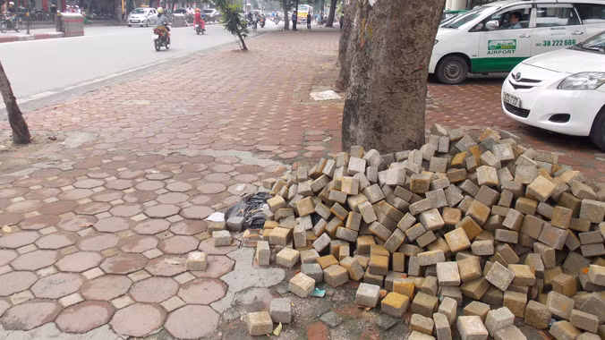 Vỉa hè Hà Nội: Vừa đầu tư lại... thay mới ảnh 1