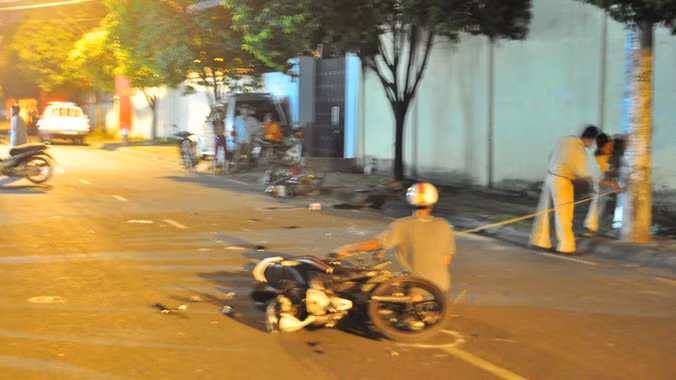 Xe máy đấu đầu, hai thanh niên nguy kịch ảnh 1