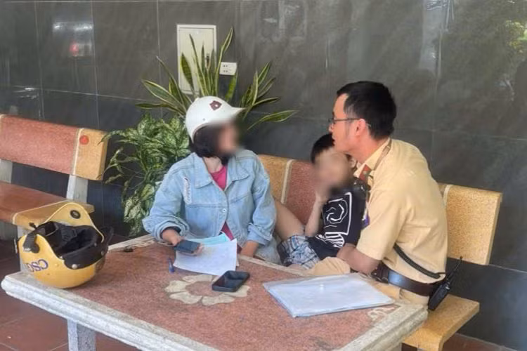 Chị H. vui mừng khi biết con được an toàn và đón cháu về nhà.