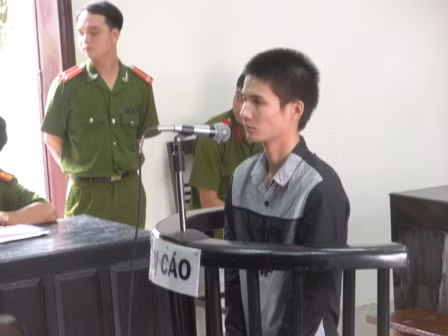 Vẻ mặt lạnh lùng của Thành tại tòa