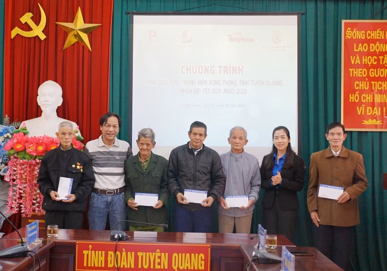 Phó Tổng biên tập báo Tiền Phong Lê Minh Toản và chị Dương Minh Nguyệt, Bí thư Tỉnh Đoàn Tuyên Quang (thứ 2 từ trái sang) chụp ảnh lưu niệm cùng các cựu TNXP