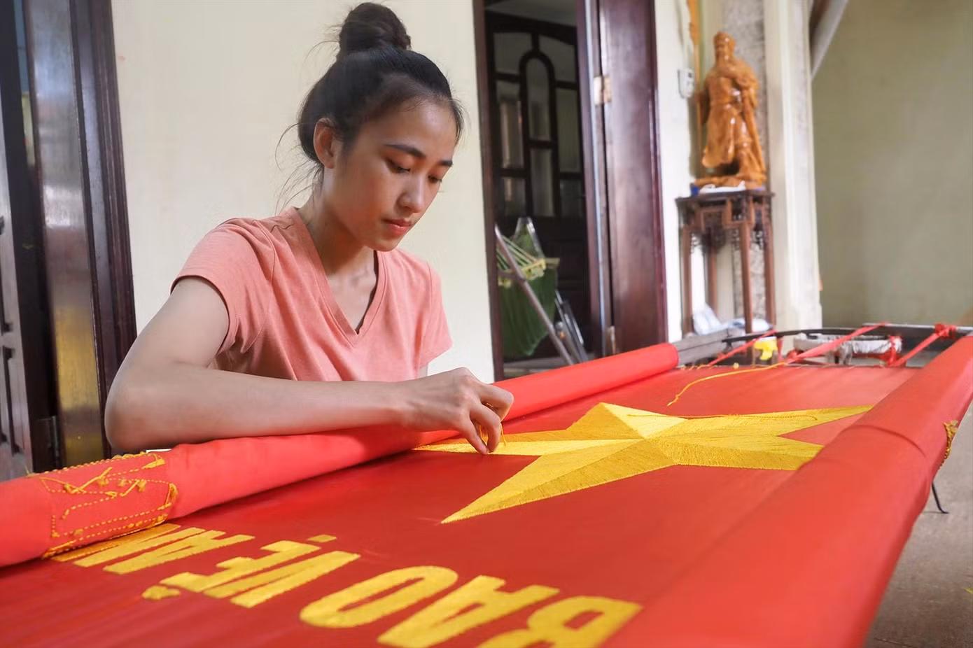 Bạn Vân Anh (làng Từ Vân, xã Lê Lợi, Thường Tín, Hà Nội) nối nghiệp ông bà, bố mẹ thêu cờ Tổ quốc
