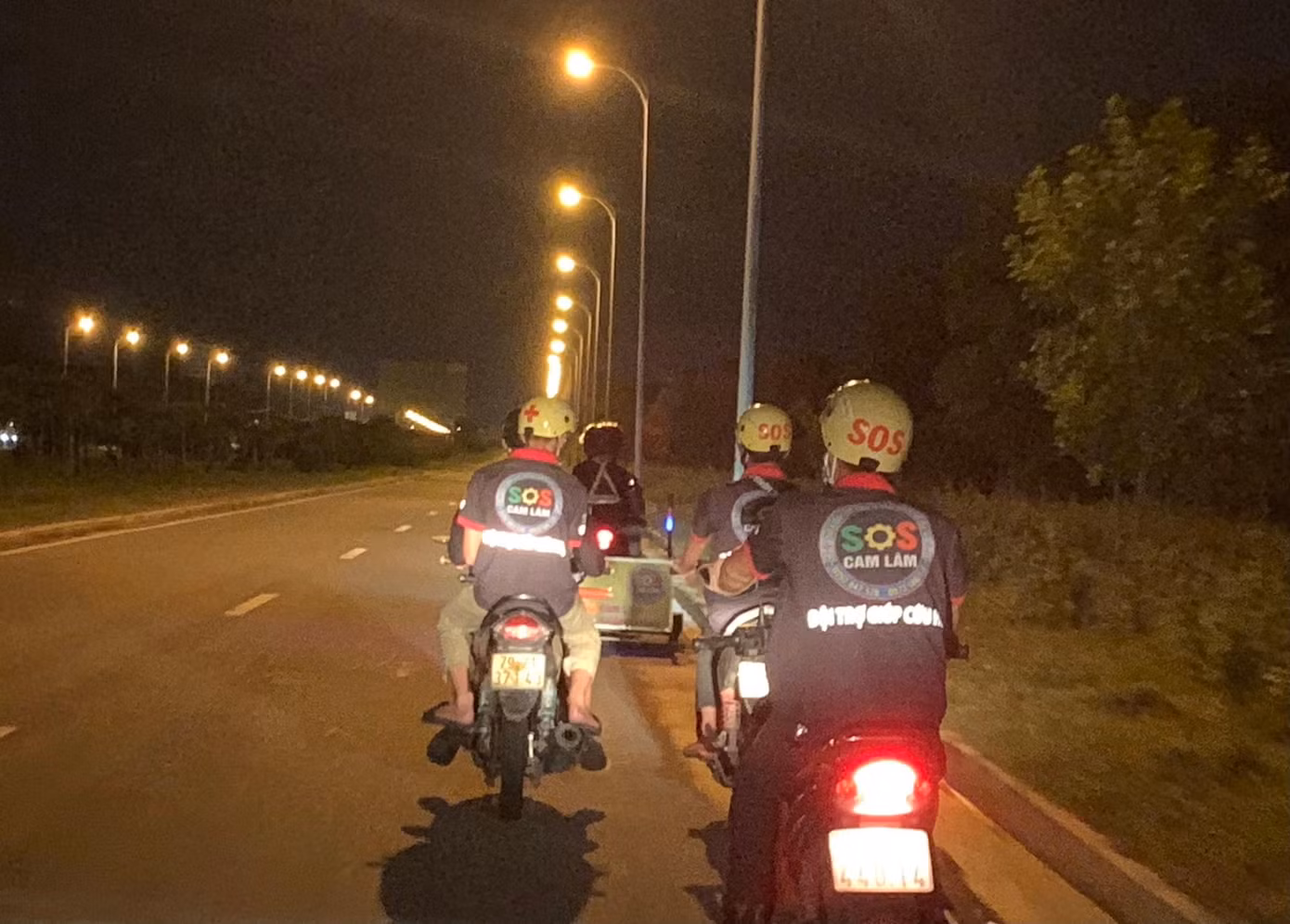 Đội SOS Cam Lâm rong ruổi khắp các tuyến đường để tìm kiếm, hỗ trợ người gặp nạn. Ảnh: THỤC HIỀN Đội SOS Cam Lâm rong ruổi khắp các tuyến đường để tìm kiếm, hỗ trợ người gặp nạn. Ảnh: THỤC HIỀN