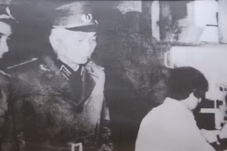 Tướng Giáp thăm một đơn vị Trinh sát kỹ thuật Cục 2 đêm 20-12-1972