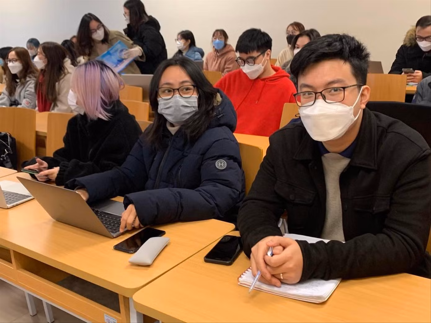 Sinh viên phấn khởi khi được quay lại học trực tiếp. Ảnh: Nghiêm Huê