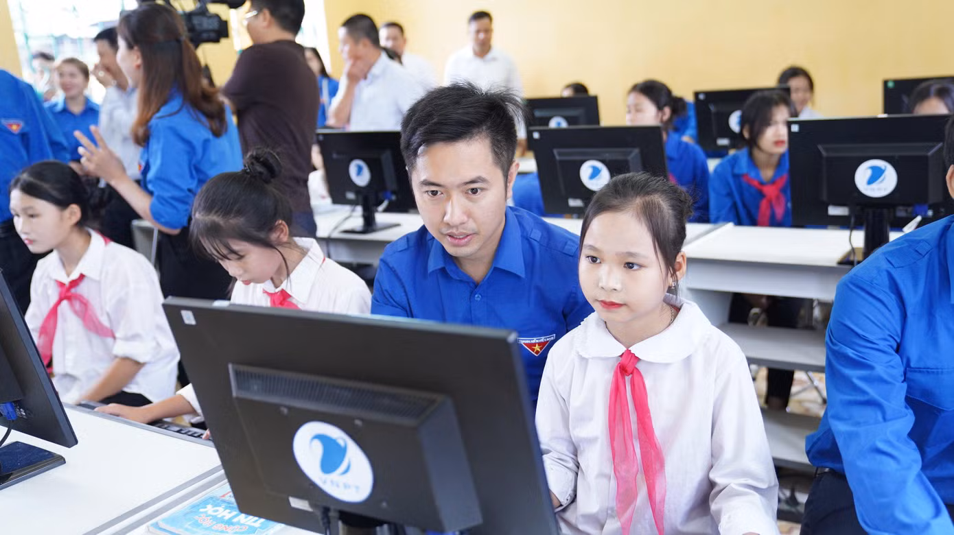 Nguyễn Quang Long, Phó Bí thư Đoàn VNPT trao tặng điểm internet Thanh niên cho trường Tiểu học và TNCS xã Tân Lập