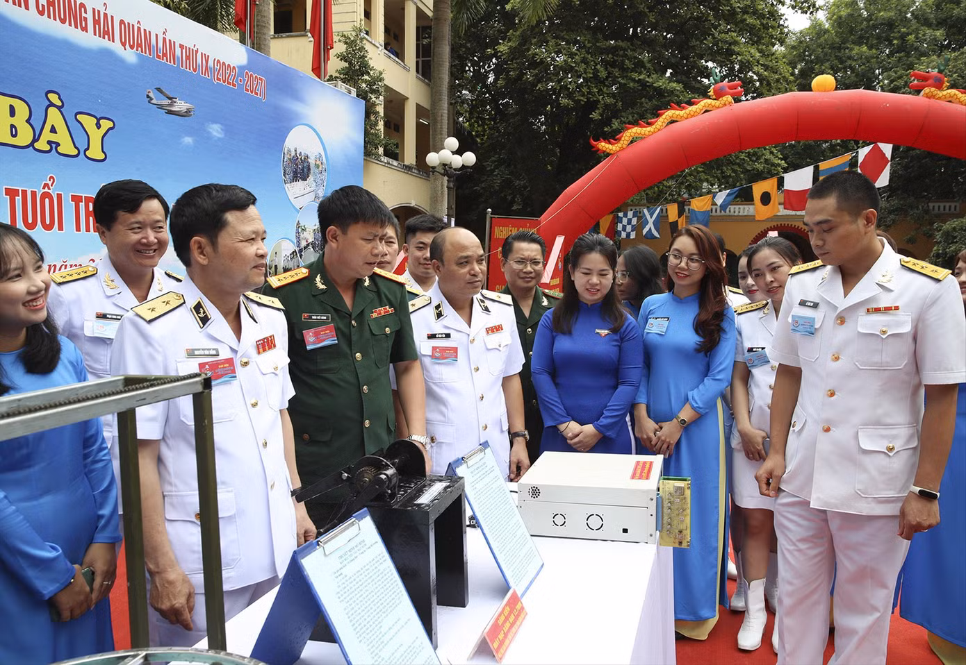 Lãnh đạo Quân chủng Hải quân và Ban Thanh niên Quân đội tham quan các đề tài, sáng kiến tiêu biểu của tuổi trẻ Hải quân trong giai đoạn 2017-2022