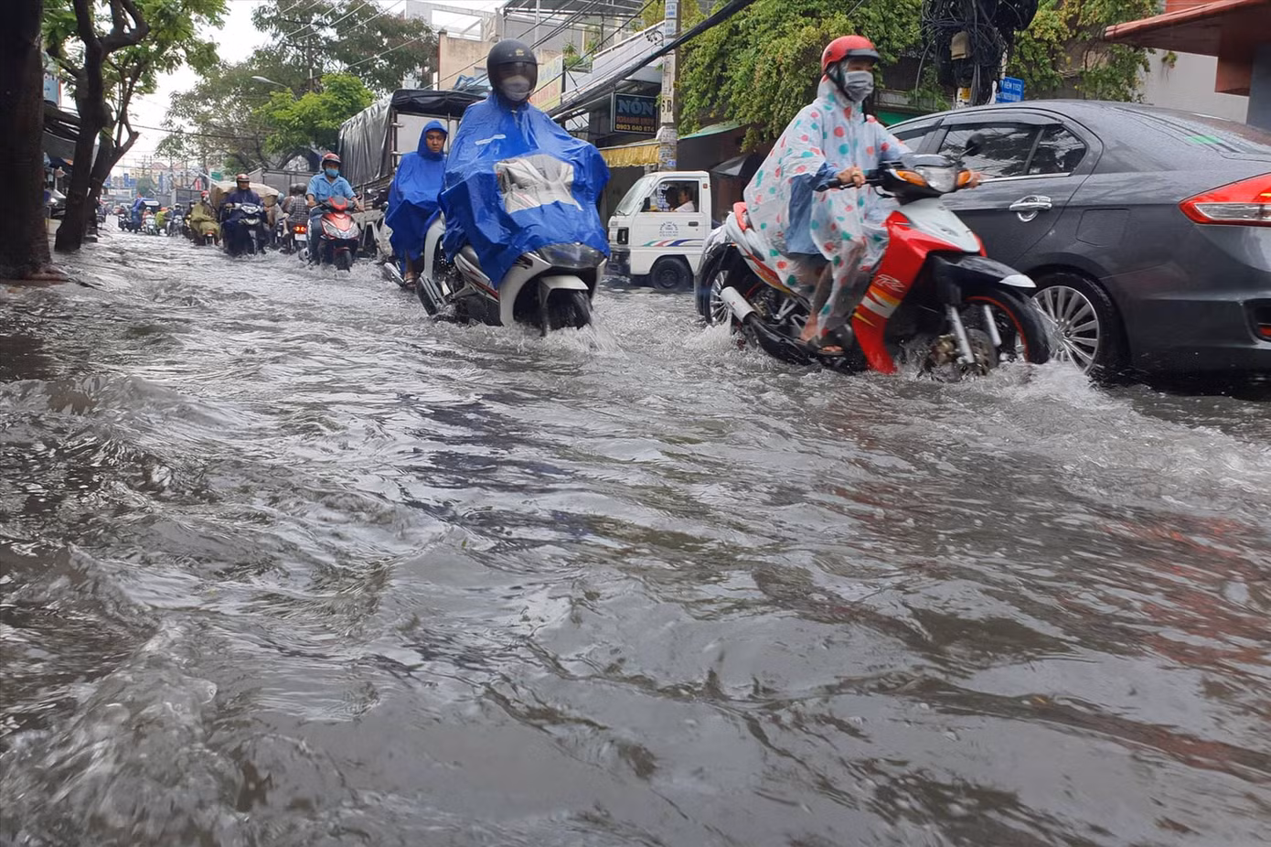 Đường Nguyễn Văn Quá ngập sâu dù đã được nâng cấp. Ảnh: Ngô Bình Đường Nguyễn Văn Quá ngập sâu dù đã được nâng cấp. Ảnh: Ngô Bình