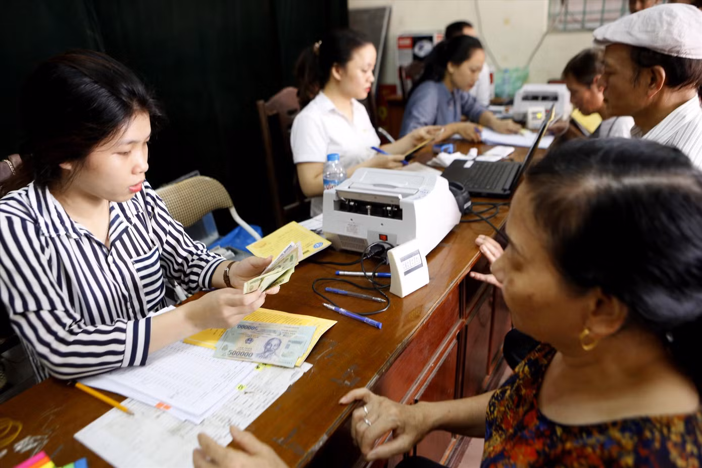 Người dân tại Hà Nội nhận lương hưu. Ảnh: Như Ý