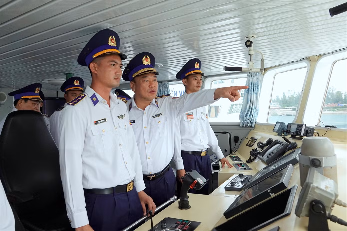 Thiếu tướng Lê Quang Đạo (giữa), Tư lệnh CSB Việt Nam kiểm tra công tác sẵn sàng chiến đấu của tàu CSB 4032, trước khi rời bến đi làm nhiệm vụ. ẢNH: NGUYỄN MINH