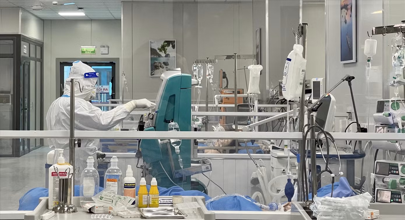 Bệnh nhân nặng tại Bệnh viện điều trị người bệnh COVID-19. Ảnh: Thái Hà