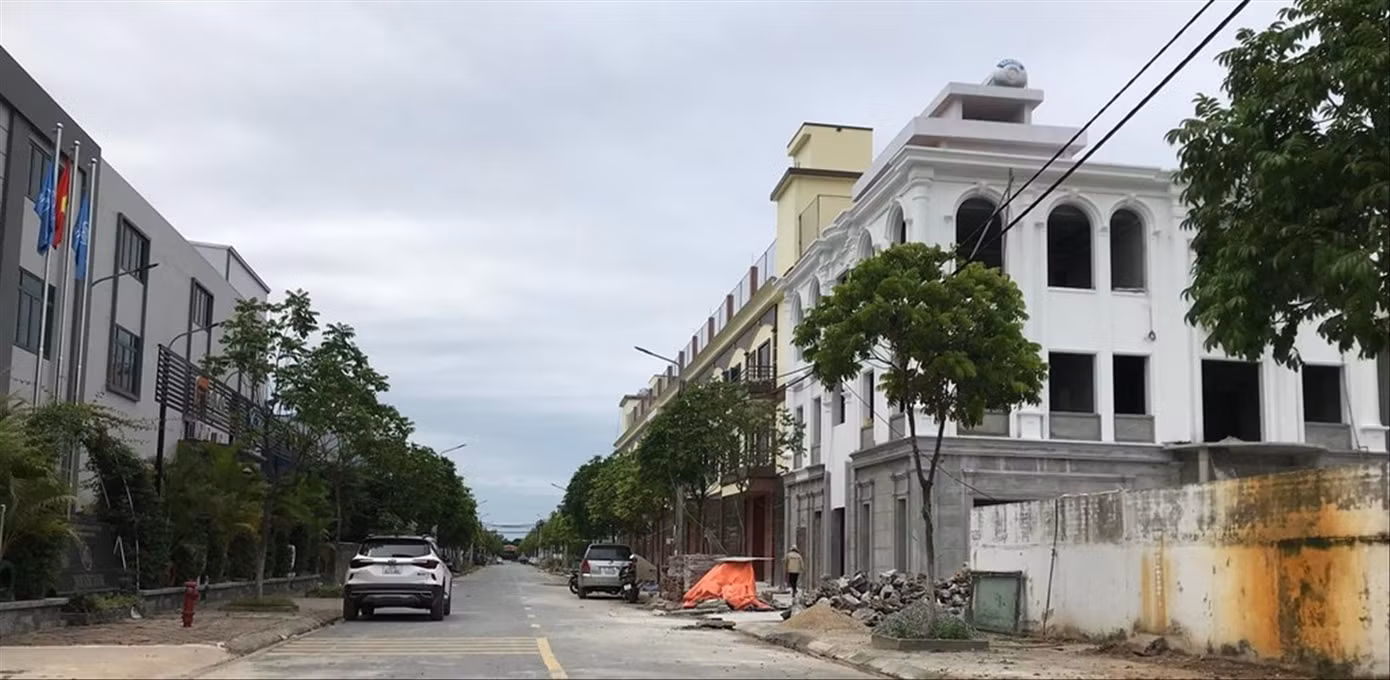 Các công trình có kiến trúc như biệt thự tại CCNLN Dương Liễu (Hoài Đức, Hà Nội). Ảnh: Long Vân