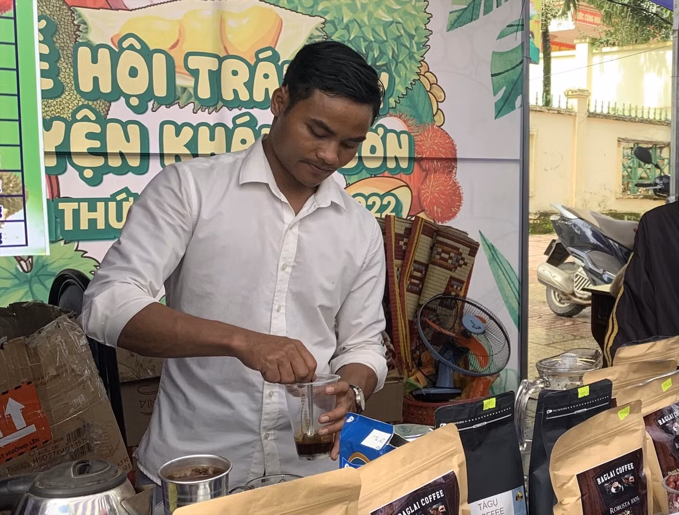 Anh Mấu Văn Tịnh đã khởi nghiệp với thương hiệu cà phê đầu tiên của người Raglai. - Ảnh: Thục Hiền