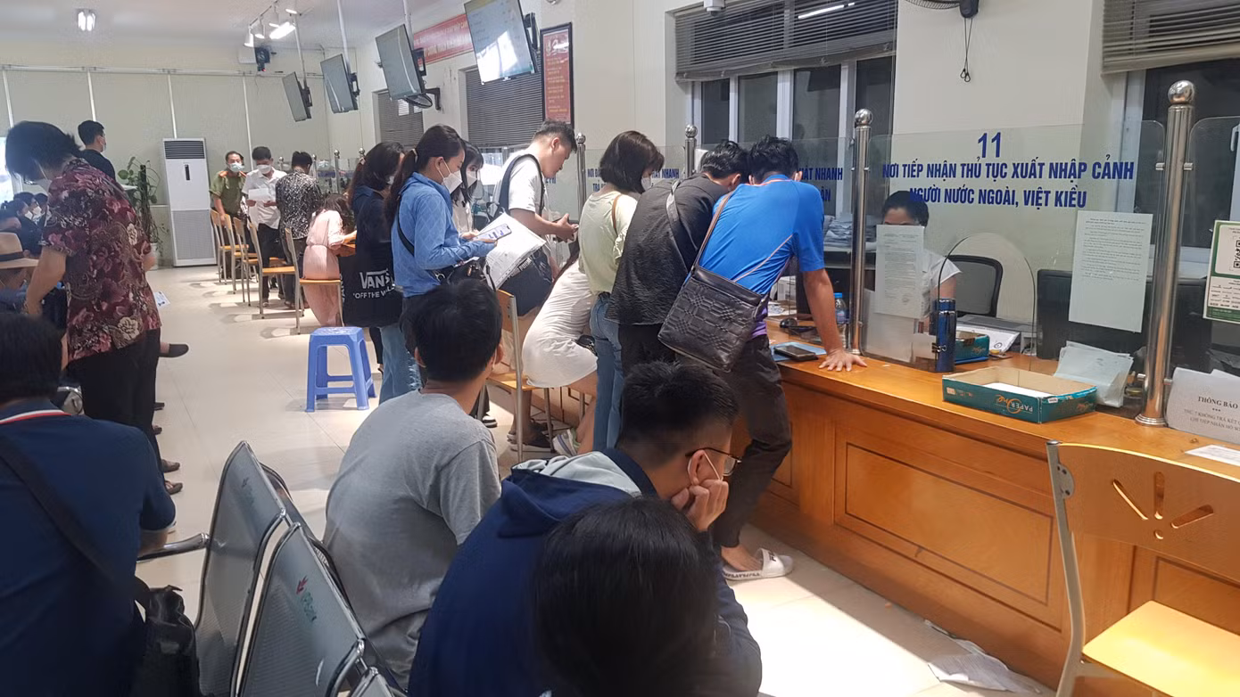 Rất đông người đến làm hộ chiếu tại trụ sở Phòng Quản lý xuất nhập cảnh (Công an TP Hà Nội), số 44 Phạm Ngọc Thạch,Hà Nội
