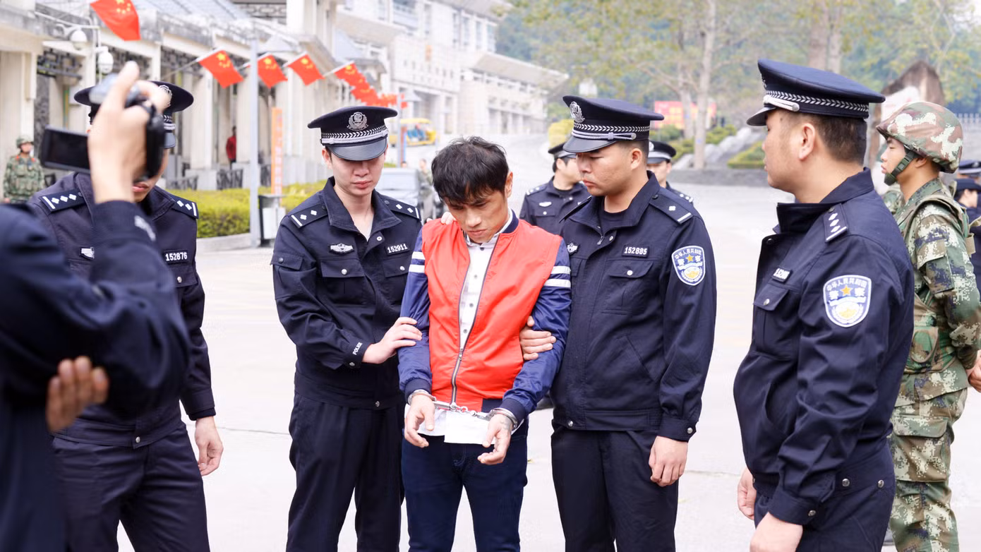 Một đối tượng trong đường dây đánh bạc, cá độ xuyên quốc gia bị triệt xóa ở Hải Phòng được bàn giao cho Công an Trung Quốc xử lý. Ảnh: CAHP