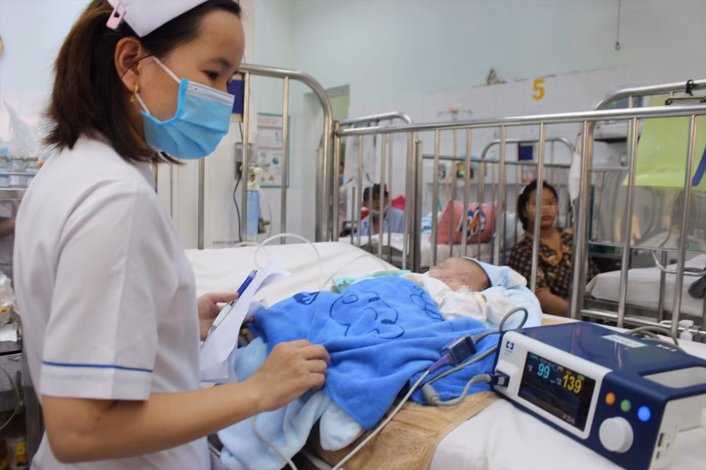 Bệnh nhi điều trị tại phòng Cấp cứu khoa Hô hấp, Bệnh viện Nhi Đồng 2 (TPHCM). Ảnh: Vân Sơn