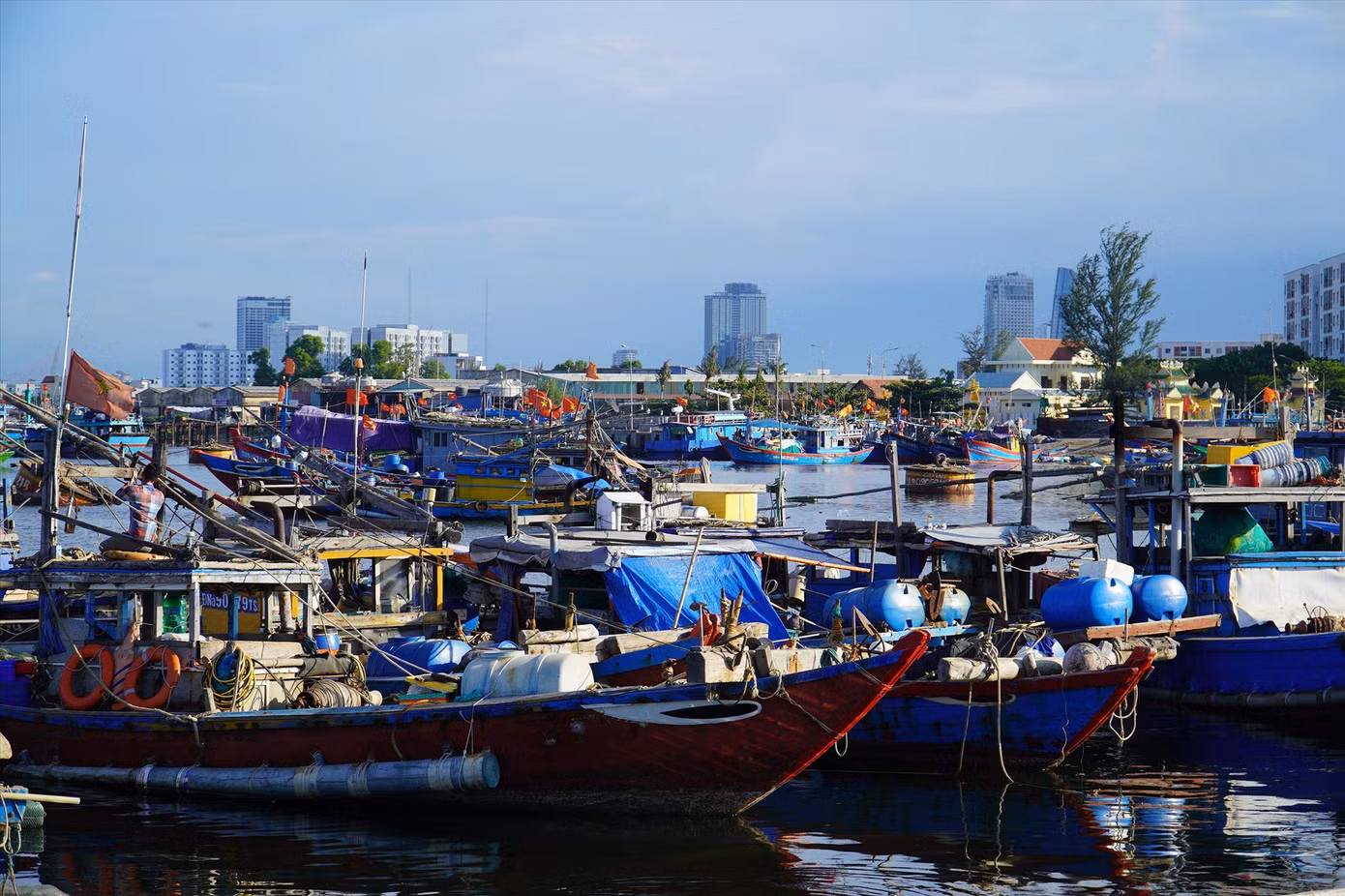 Nhiều tàu thuyền tại Đà Nẵng chuẩn bị vươn khơi sau thời gian nằm bờ vì giá xăng dầu tăng cao. Ảnh: Thái Lâm