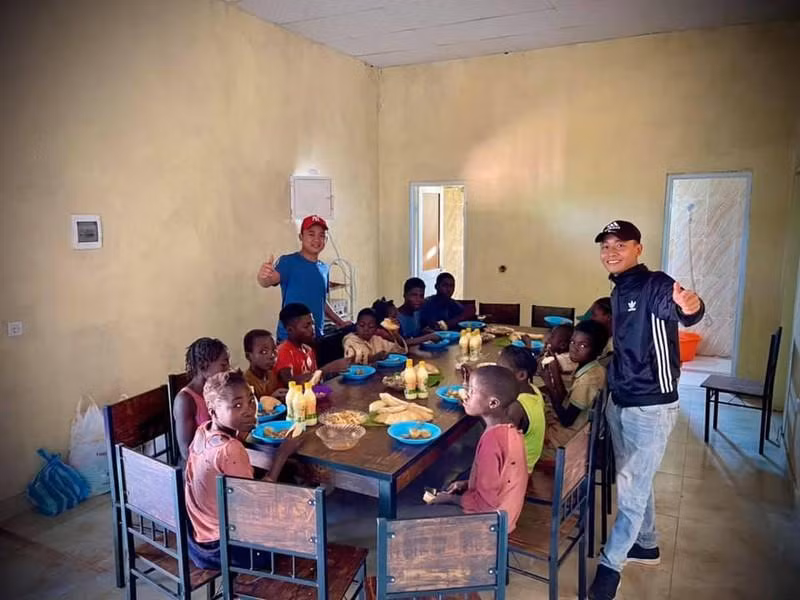 Chàng trai Việt cùng các em nhỏ ở xứ sở Angola