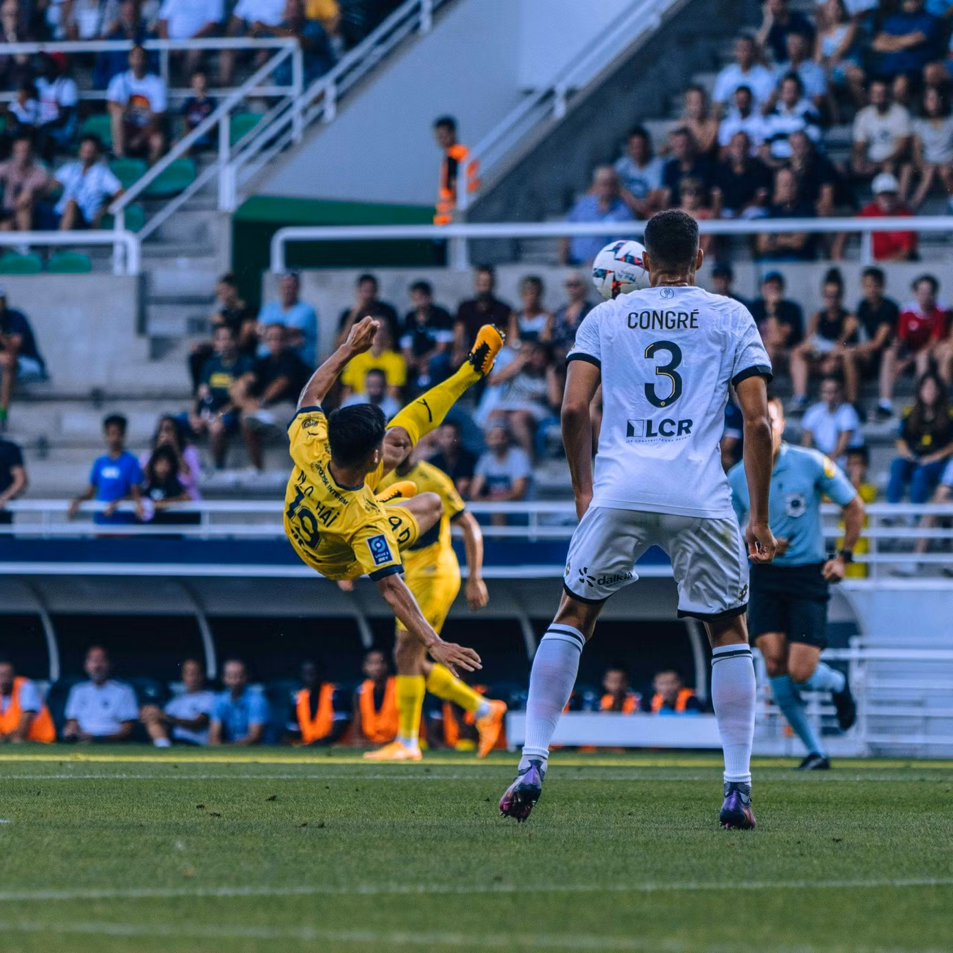 Khoảnh khắc Quang Hải thực hiện cú “ngả bàn đèn” phút 13. Ảnh: Pau FC