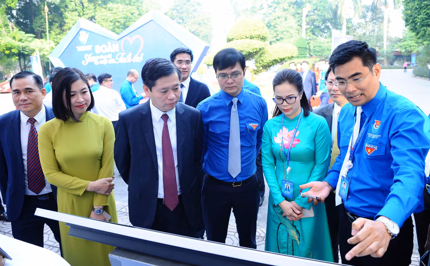 Bí thư thứ nhất T.Ư Đoàn Bùi Quang Huy (thứ 3, từ phải sang) tham quan các sản phẩm triển lãm tại ĐH Đoàn Khối Doanh nghiệp T.Ư. Ảnh: Bảo Anh