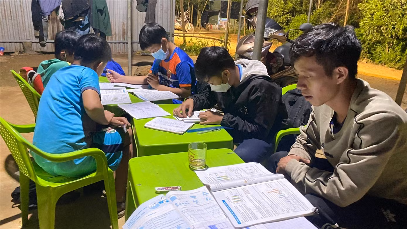 Cứ đêm đến anh Trương Công Triết (31 tuổi, ở xã Bình Phú, huyện Thăng Bình, Quảng Nam) lại trở thành một người thầy tận tâm với các em nhỏ. Ảnh: Loan Nguyễn