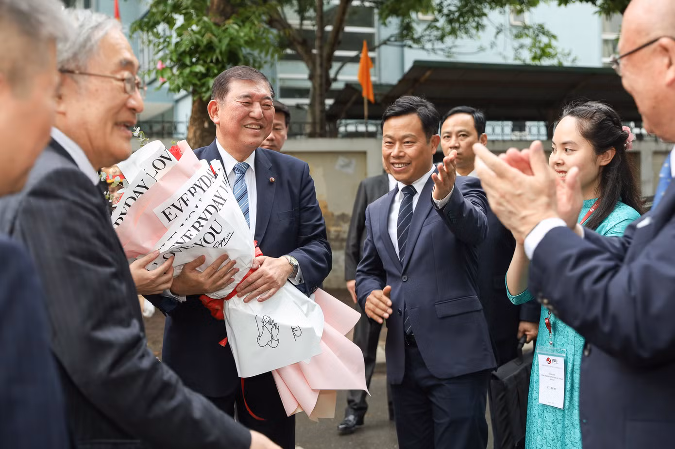 Nhân chuyến thăm Việt Nam, Thủ tướng Nhật Bản Ishiba Shigeru (người ôm hoa) đã thăm Trường Đại học Việt Nhật (Đại học Quốc gia Hà Nội).