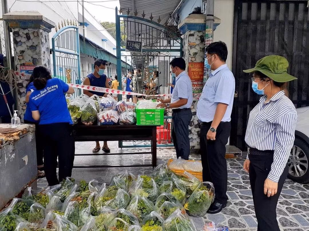 Lan Anh cùng cán bộ phường đi phát thực phẩm cho người lao động ở khu nhà trọ bị phong tỏa tạm thời