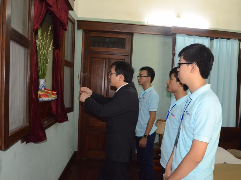 Thắp hương báo công của các em học sinh, sinh viên