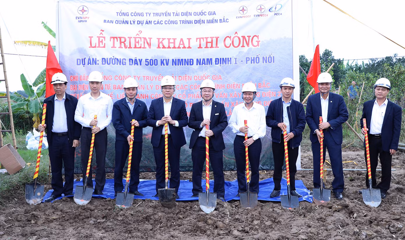 Lãnh đạo EVN và EVNNPT, chính quyền địa phương, các nhà thầu thi công thực hiện nghi thức triển khai thi công Dự án đường dây 500kV mạch 3 cung đoạn NMNĐ Nam Định I – Phố Nối, thuộc địa bàn tỉnh Thái Bình