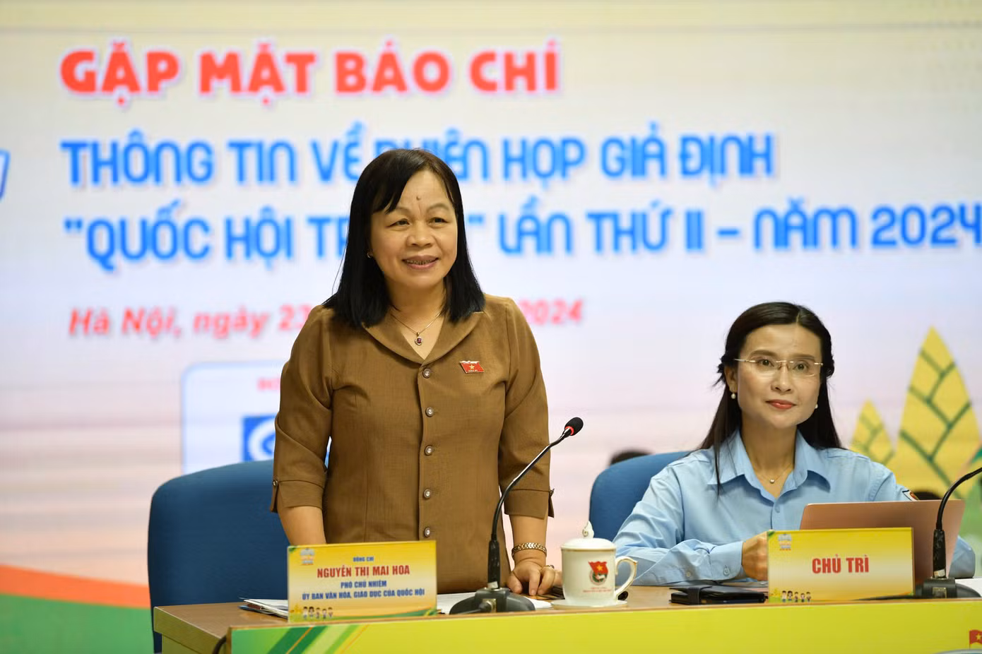 Phó Chủ nhiệm Ủy ban Văn hóa, Giáo dục của Quốc hội Nguyễn Thị Mai Hoa trao đổi tại buổi gặp mặt.