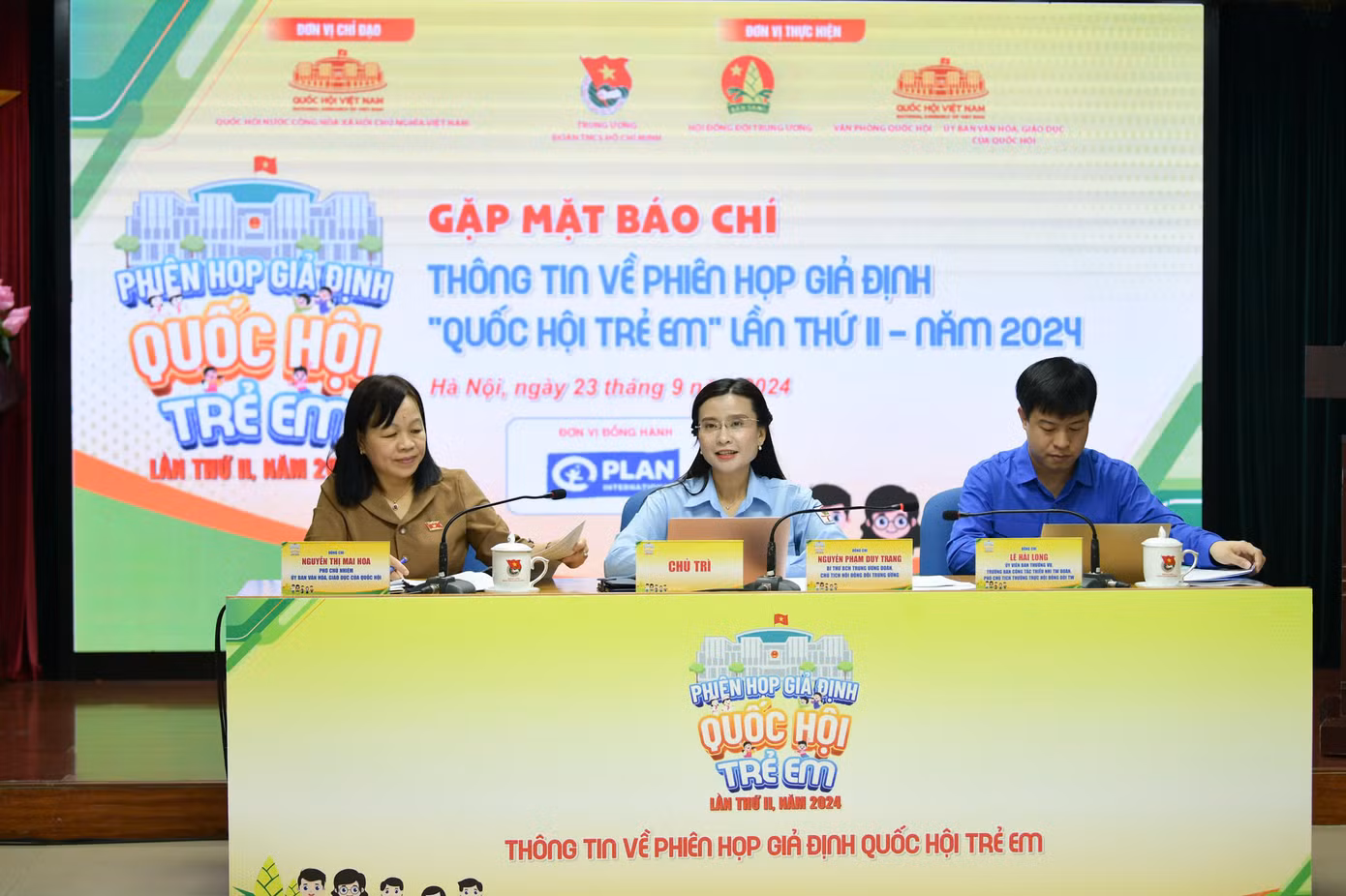 Bà Nguyễn Thị Mai Hoa, chị Nguyễn Phạm Duy Trang (giữa) và anh Lê Hải Long chủ trì buổi gặp mặt
