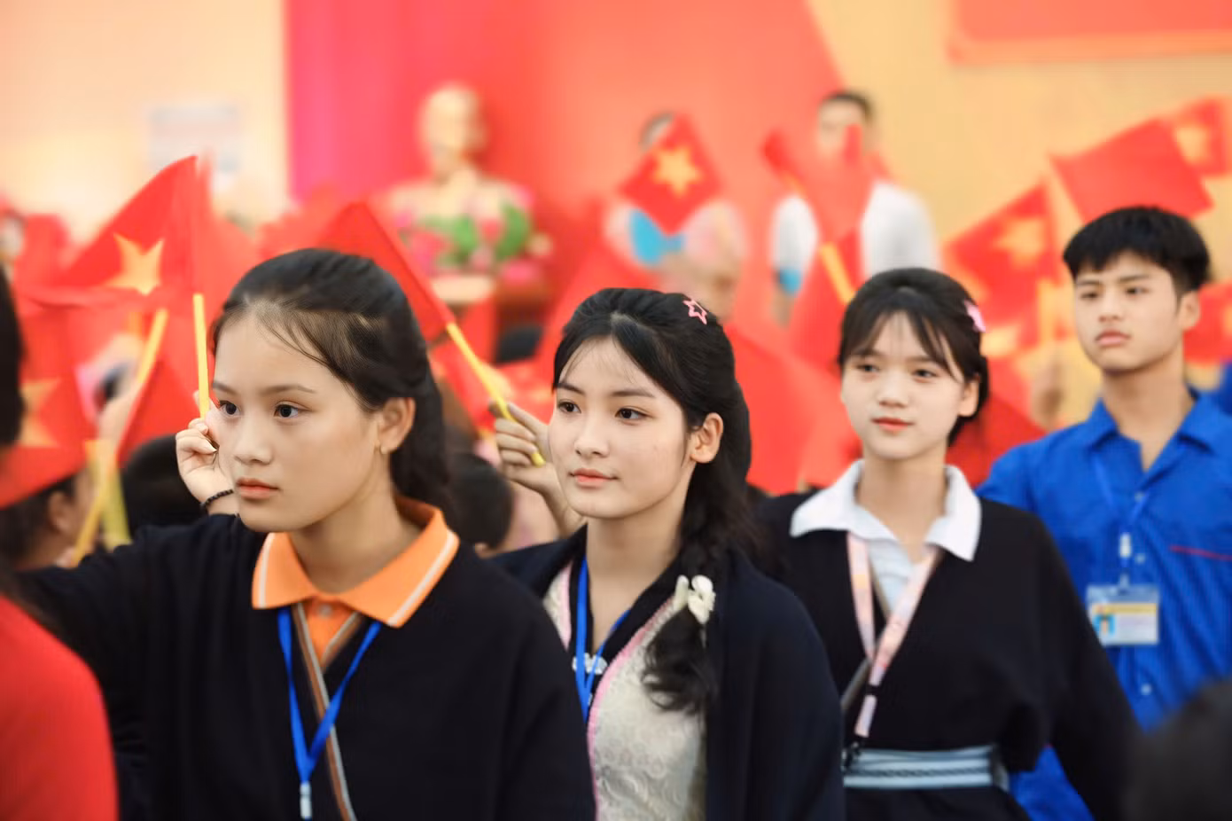 Học sinh Trường Phổ thông dân tộc nội trú THCS và THPT Đà Bắc (huyện Đà Bắc, tỉnh Hòa Bình) rộn ràng tại lễ khai giảng năm học mới 2024 - 2025. Ảnh: Bảo Anh