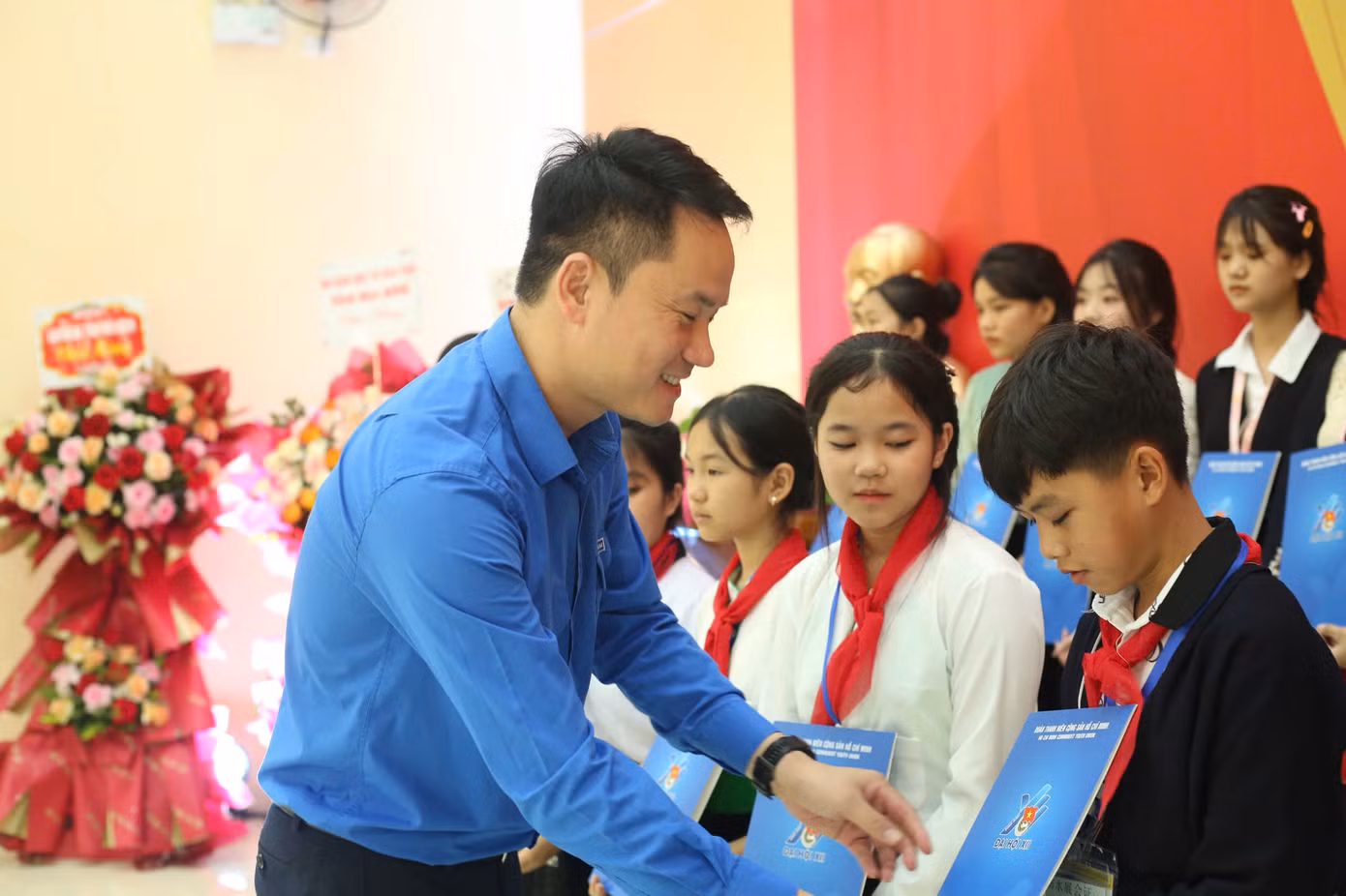 Trao học bổng cho học sinh có hoàn cảnh khó khăn vươn lên trong học tập