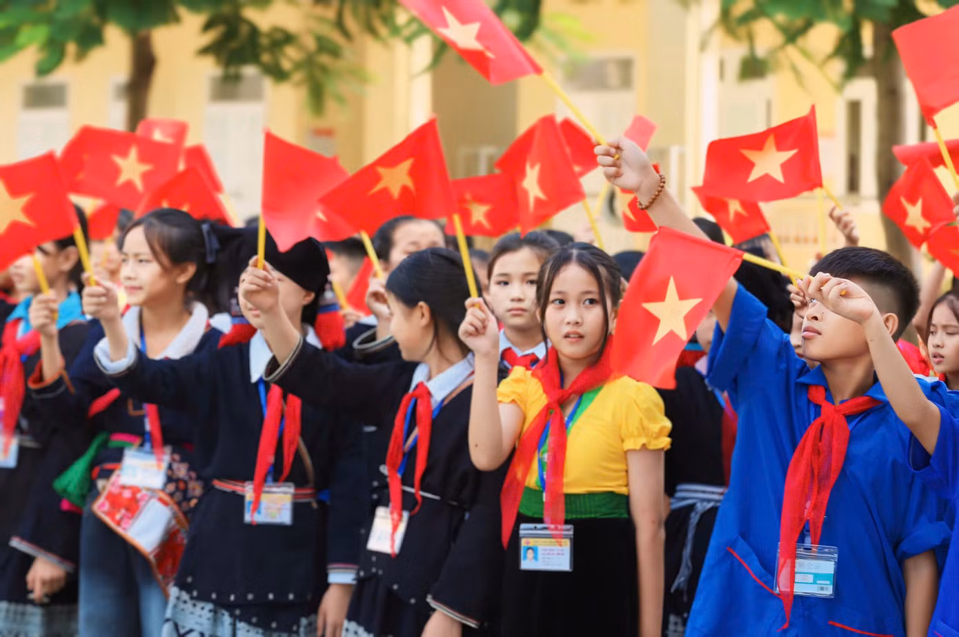 Học sinh Trường Phổ thông dân tộc nội trú THCS và THPT Đà Bắc (huyện Đà Bắc, tỉnh Hòa Bình) rộn ràng tại lễ khai giảng năm học mới 2024 - 2025. Ảnh: Bảo Anh