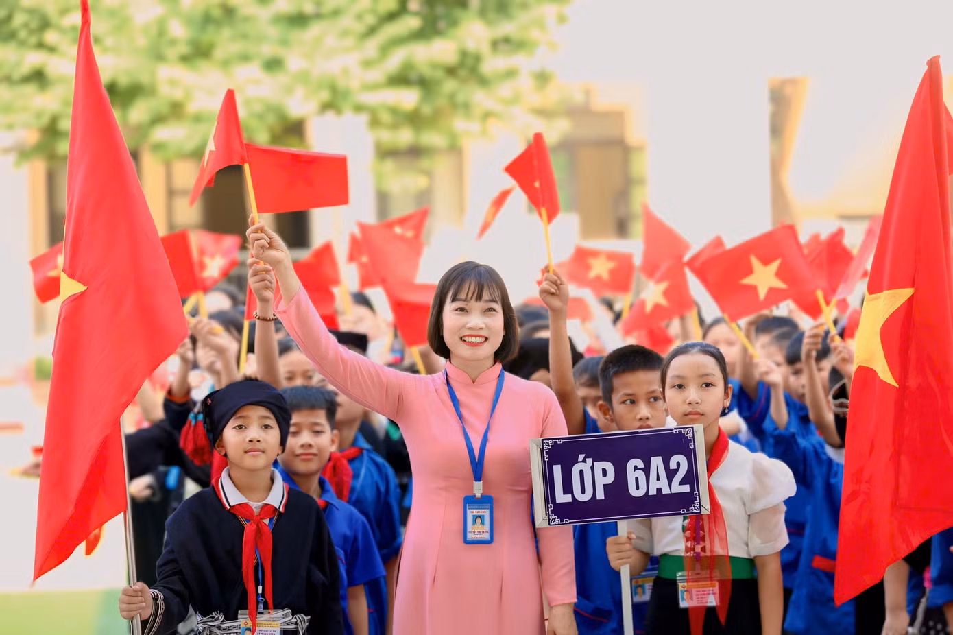 Giáo viên, học sinh Trường Phổ thông dân tộc nội trú THCS và THPT Đà Bắc chào đón năm học 2024 - 2025. Ảnh: Bảo Anh